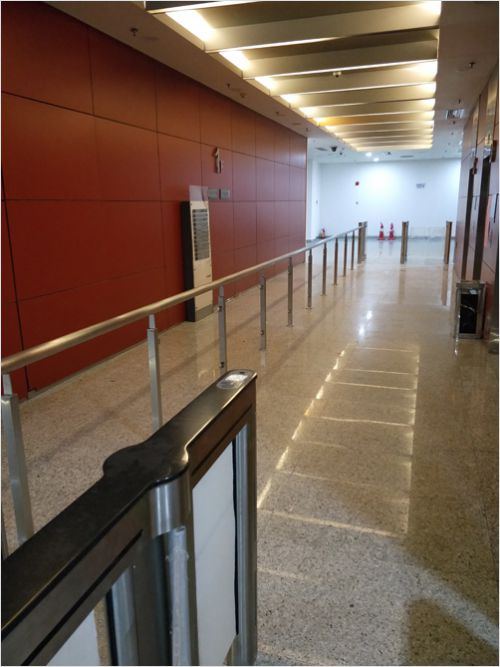 商場(chǎng)中庭玻璃護(hù)欄