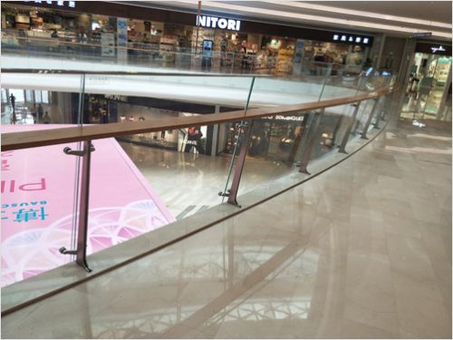 商場(chǎng)玻璃木欄桿